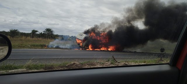 Caminhão pega fogo entre Novo Paraíso e Junco, em Jacobina