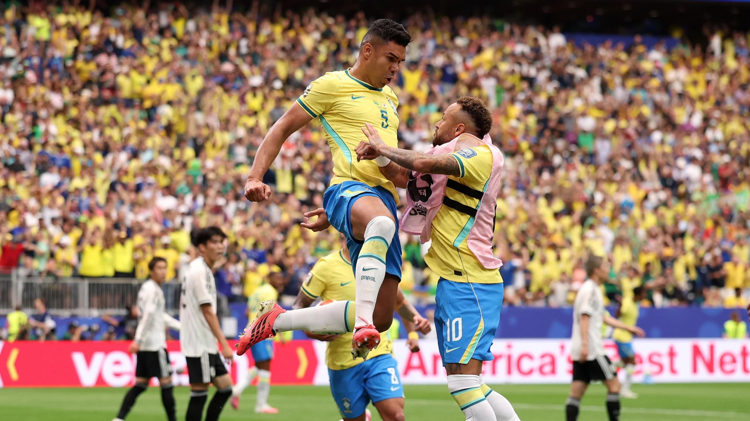 Com virada dramática no fim, Brasil derrota Japão e avança às oitavas